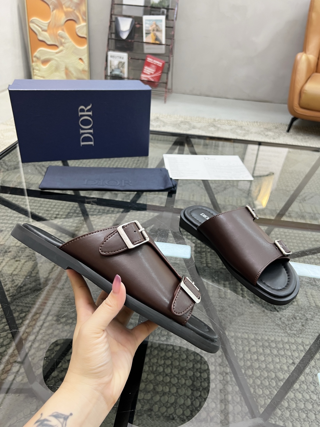  D 🔍顶级代购🇮🇹 迪 炸街男神拖鞋专柜新品同步，鞋面意大利进口牛皮面料，高品质拼接工艺品，鞋底：原厂