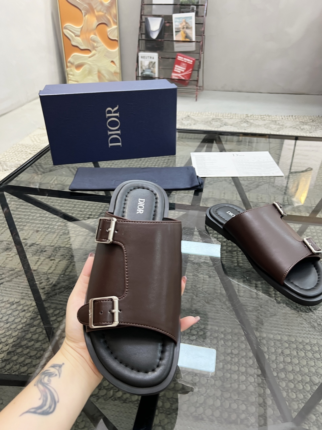  D 🔍顶级代购🇮🇹 迪 炸街男神拖鞋专柜新品同步，鞋面意大利进口牛皮面料，高品质拼接工艺品，鞋底：原厂
