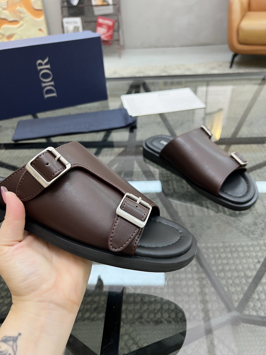  D 🔍顶级代购🇮🇹 迪 炸街男神拖鞋专柜新品同步，鞋面意大利进口牛皮面料，高品质拼接工艺品，鞋底：原厂