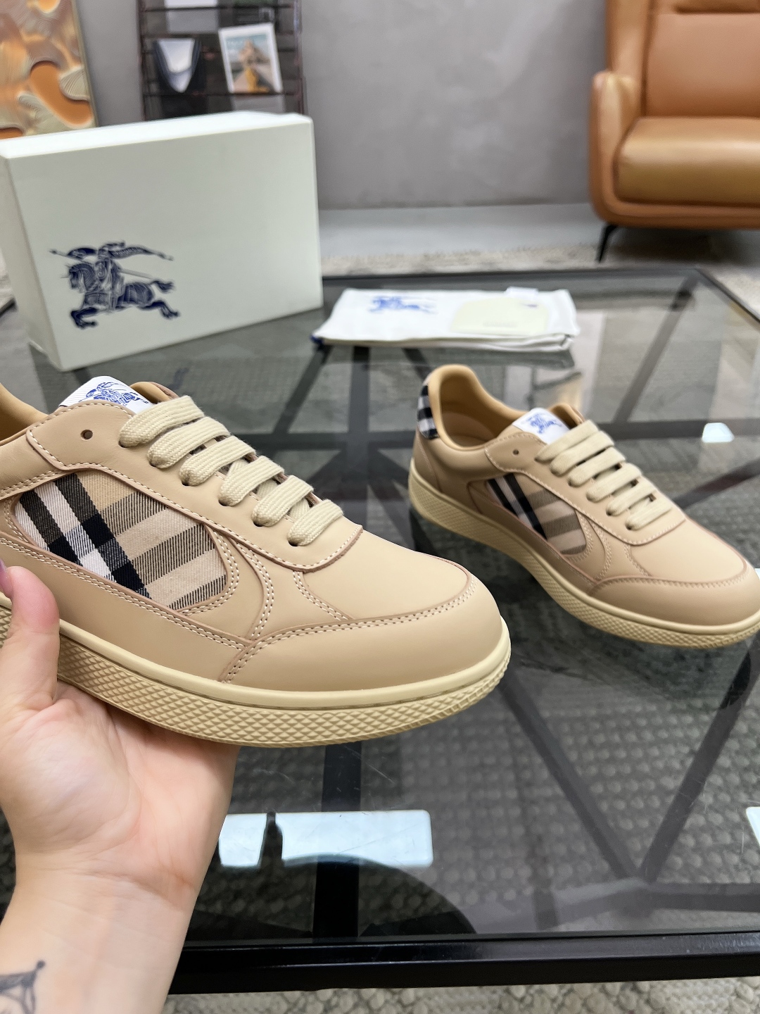  B 🔍顶级代购🇮🇹 巴 炸街男神官网新品专柜同步发售原厂配置，意大利进口牛皮搭配格子布面料，超舒适透气
