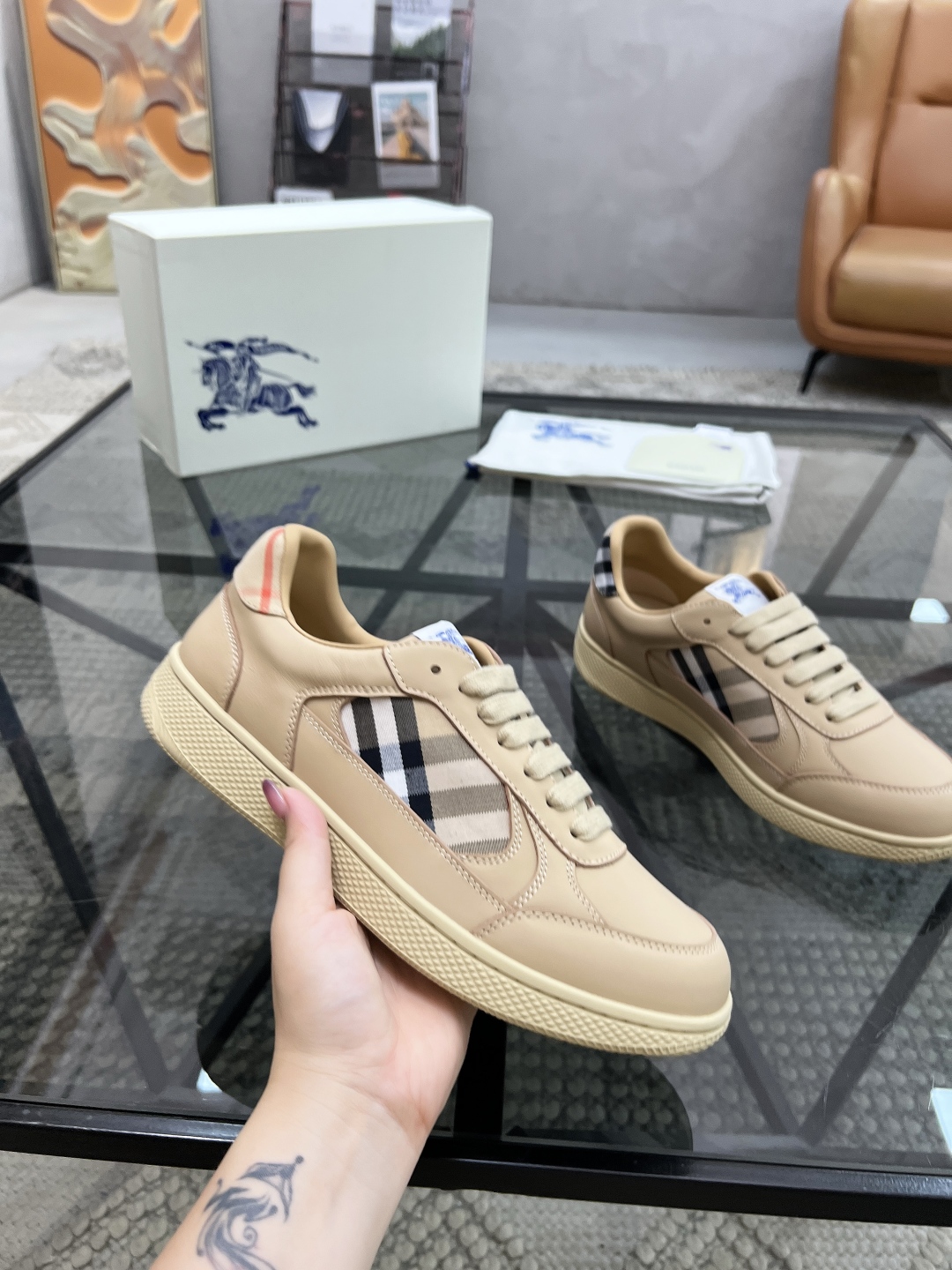  B 🔍顶级代购🇮🇹 巴 炸街男神官网新品专柜同步发售原厂配置，意大利进口牛皮搭配格子布面料，超舒适透气