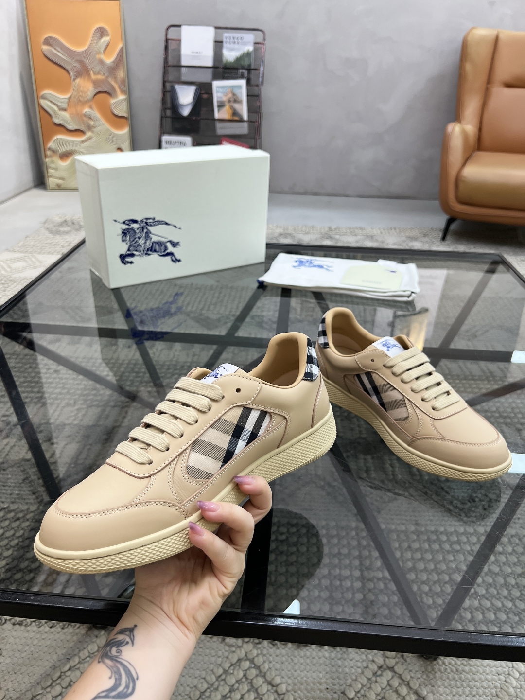  B 🔍顶级代购🇮🇹 巴 炸街男神官网新品专柜同步发售原厂配置，意大利进口牛皮搭配格子布面料，超舒适透气