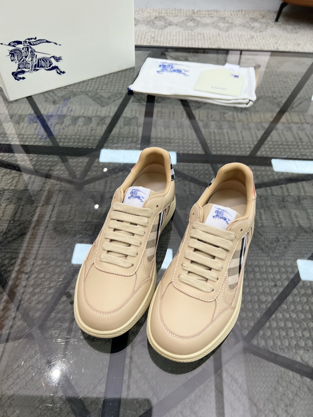  B 🔍顶级代购🇮🇹 巴 炸街男神官网新品专柜同步发售原厂配置，意大利进口牛皮搭配格子布面料，超舒适透气