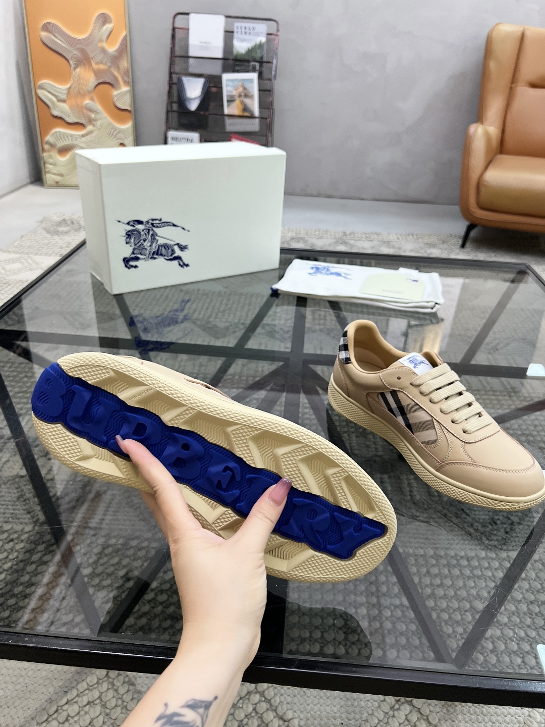  B 🔍顶级代购🇮🇹 巴 炸街男神官网新品专柜同步发售原厂配置，意大利进口牛皮搭配格子布面料，超舒适透气