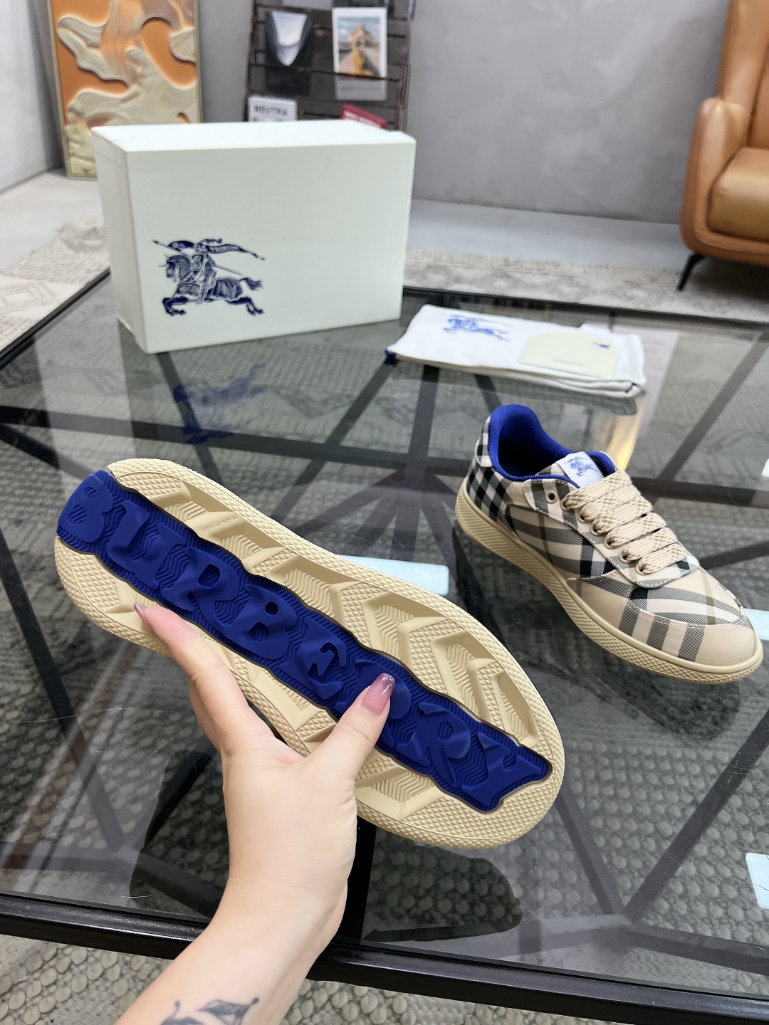  B 🔍顶级代购🇮🇹 巴 炸街男神官网新品专柜同步发售原厂配置，意大利进口格子布面料，超舒适透气牛皮内里