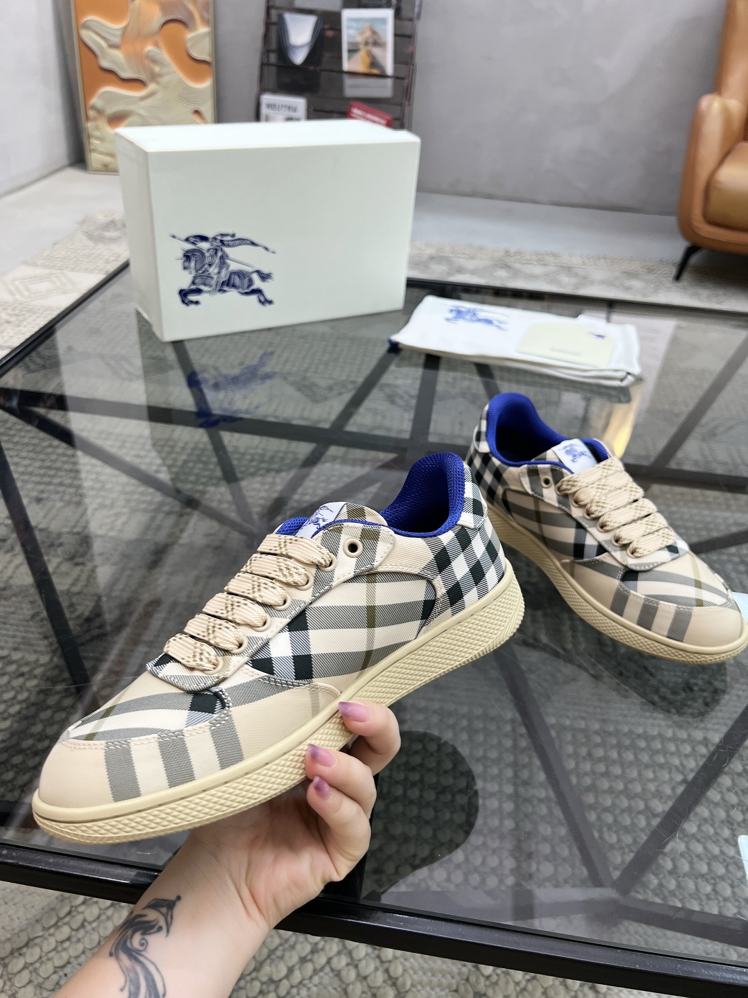  B 🔍顶级代购🇮🇹 巴 炸街男神官网新品专柜同步发售原厂配置，意大利进口格子布面料，超舒适透气牛皮内里