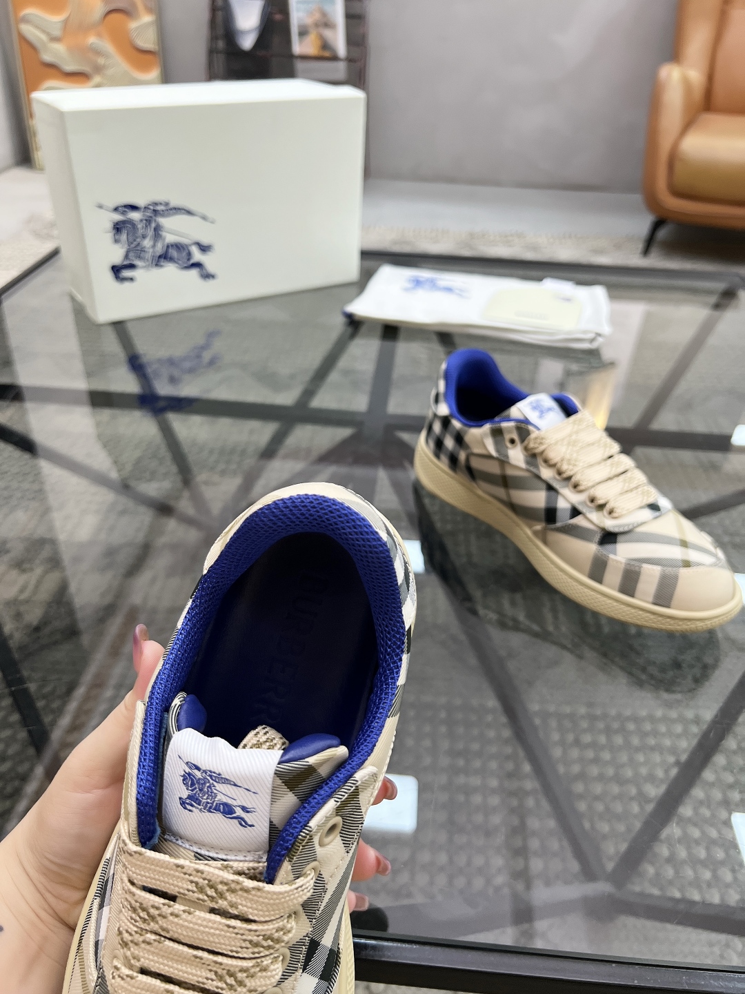  B 🔍顶级代购🇮🇹 巴 炸街男神官网新品专柜同步发售原厂配置，意大利进口格子布面料，超舒适透气牛皮内里