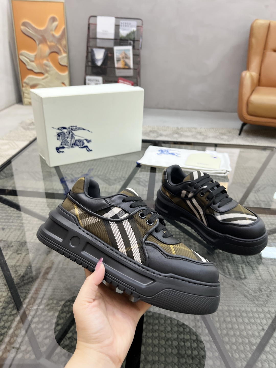  B 🔍顶级代购🇮🇹 巴 炸街男神官网新品专柜同步发售原厂配置，意大利进口牛皮搭配格子布面料，超舒适透气