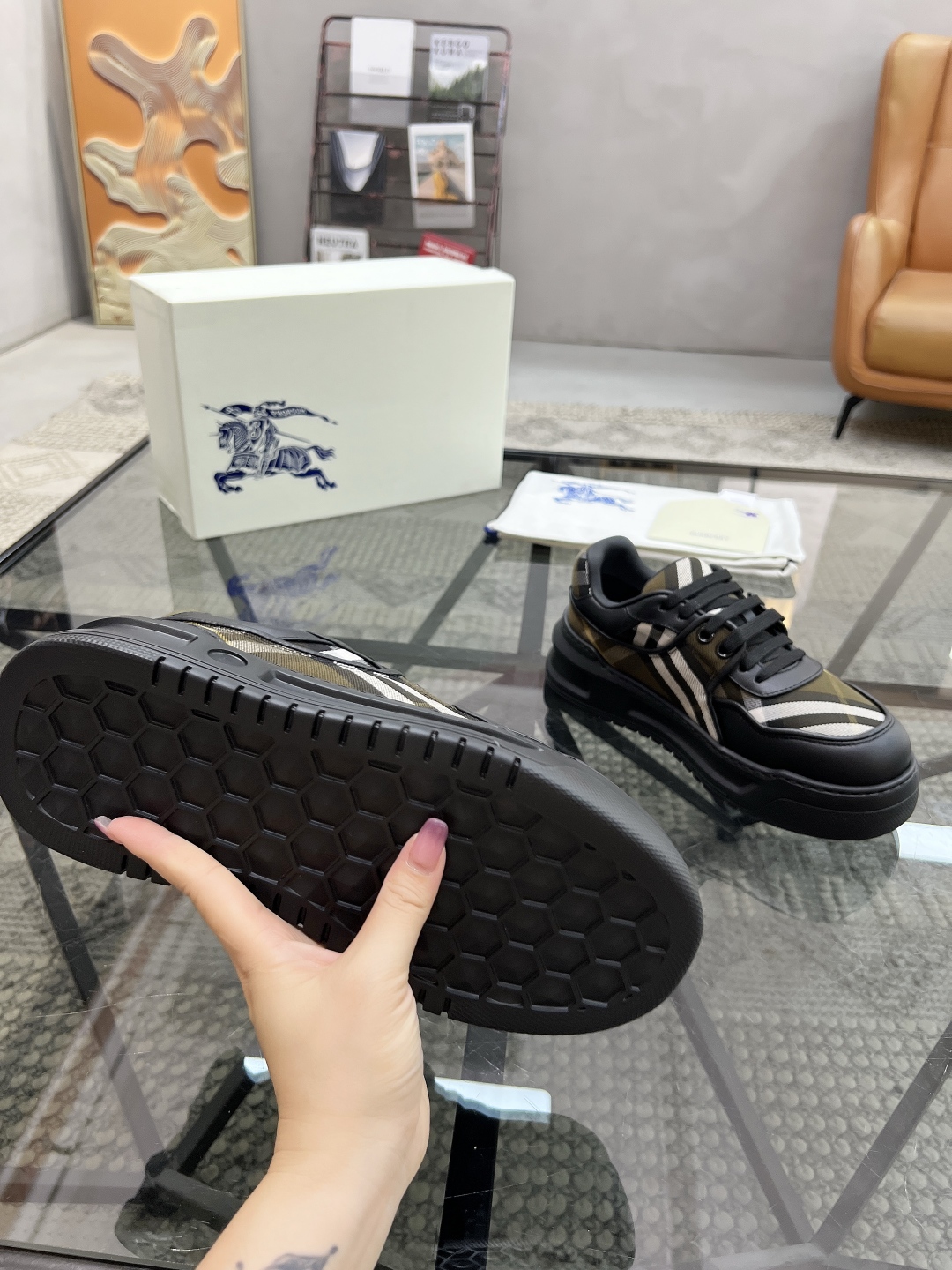  B 🔍顶级代购🇮🇹 巴 炸街男神官网新品专柜同步发售原厂配置，意大利进口牛皮搭配格子布面料，超舒适透气