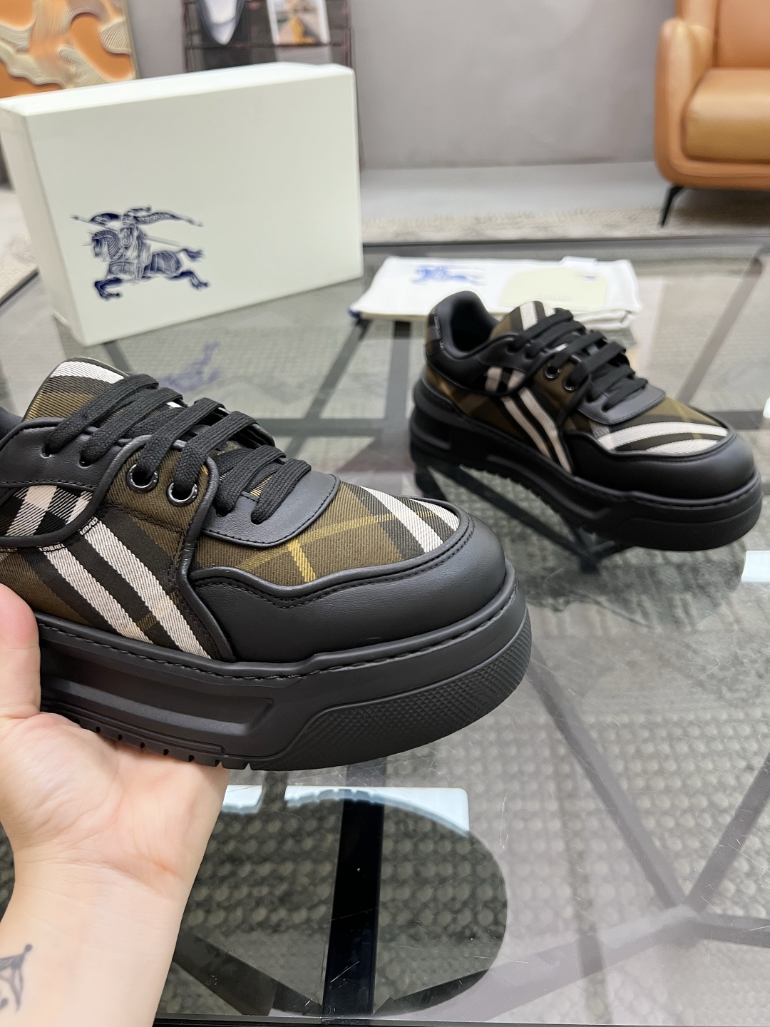  B 🔍顶级代购🇮🇹 巴 炸街男神官网新品专柜同步发售原厂配置，意大利进口牛皮搭配格子布面料，超舒适透气