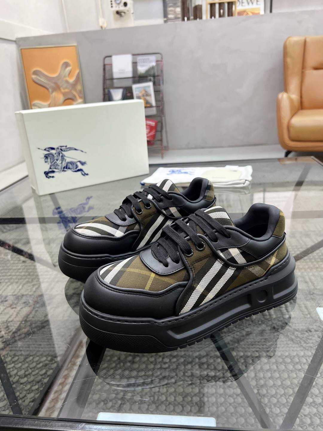  B 🔍顶级代购🇮🇹 巴 炸街男神官网新品专柜同步发售原厂配置，意大利进口牛皮搭配格子布面料，超舒适透气