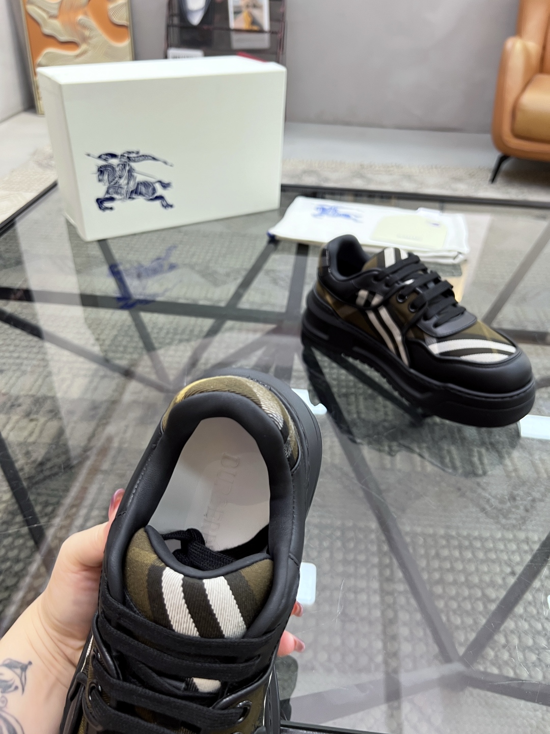  B 🔍顶级代购🇮🇹 巴 炸街男神官网新品专柜同步发售原厂配置，意大利进口牛皮搭配格子布面料，超舒适透气