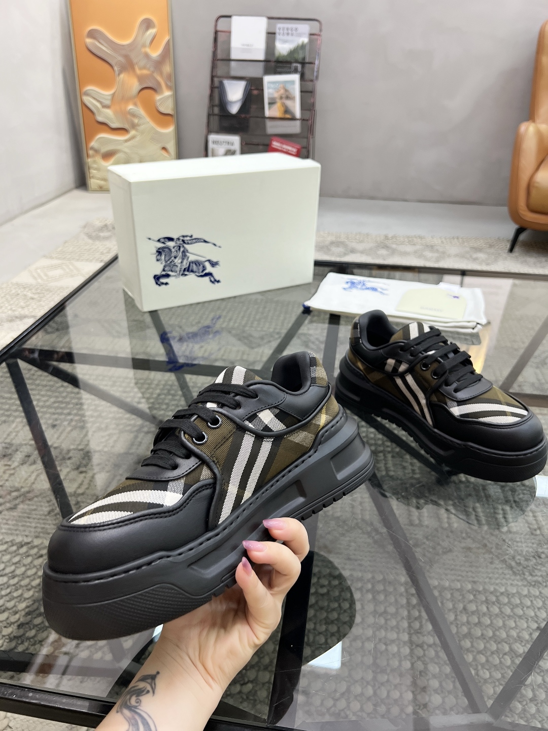  B 🔍顶级代购🇮🇹 巴 炸街男神官网新品专柜同步发售原厂配置，意大利进口牛皮搭配格子布面料，超舒适透气