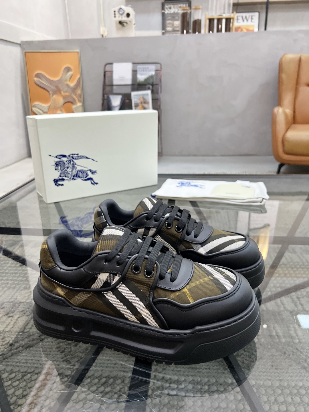  B 🔍顶级代购🇮🇹 巴 炸街男神官网新品专柜同步发售原厂配置，意大利进口牛皮搭配格子布面料，超舒适透气
