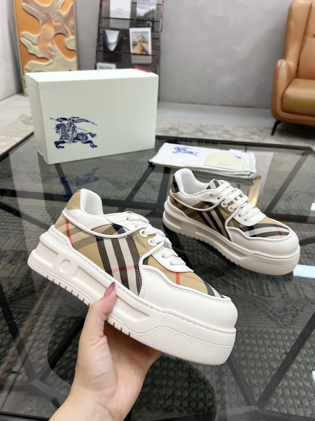  B 🔍顶级代购🇮🇹 巴 炸街男神官网新品专柜同步发售原厂配置，意大利进口牛皮搭配格子布面料，超舒适透气