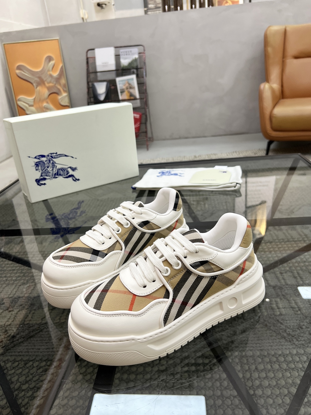  B 🔍顶级代购🇮🇹 巴 炸街男神官网新品专柜同步发售原厂配置，意大利进口牛皮搭配格子布面料，超舒适透气