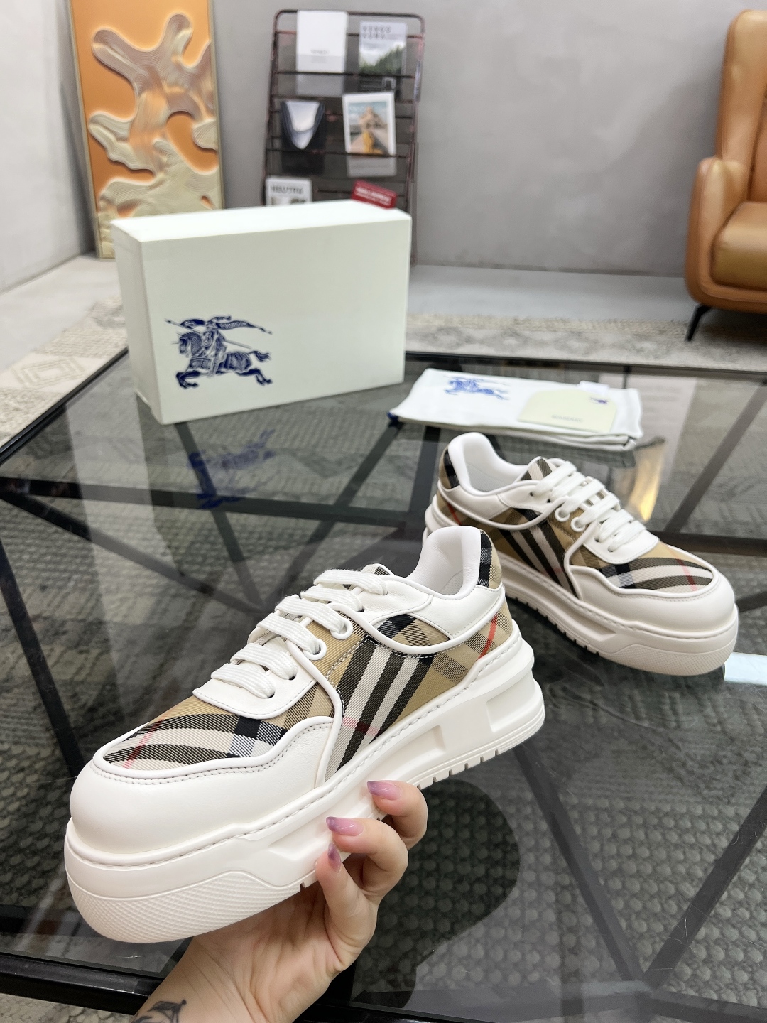  B 🔍顶级代购🇮🇹 巴 炸街男神官网新品专柜同步发售原厂配置，意大利进口牛皮搭配格子布面料，超舒适透气