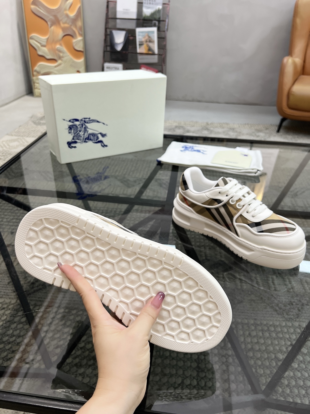  B 🔍顶级代购🇮🇹 巴 炸街男神官网新品专柜同步发售原厂配置，意大利进口牛皮搭配格子布面料，超舒适透气