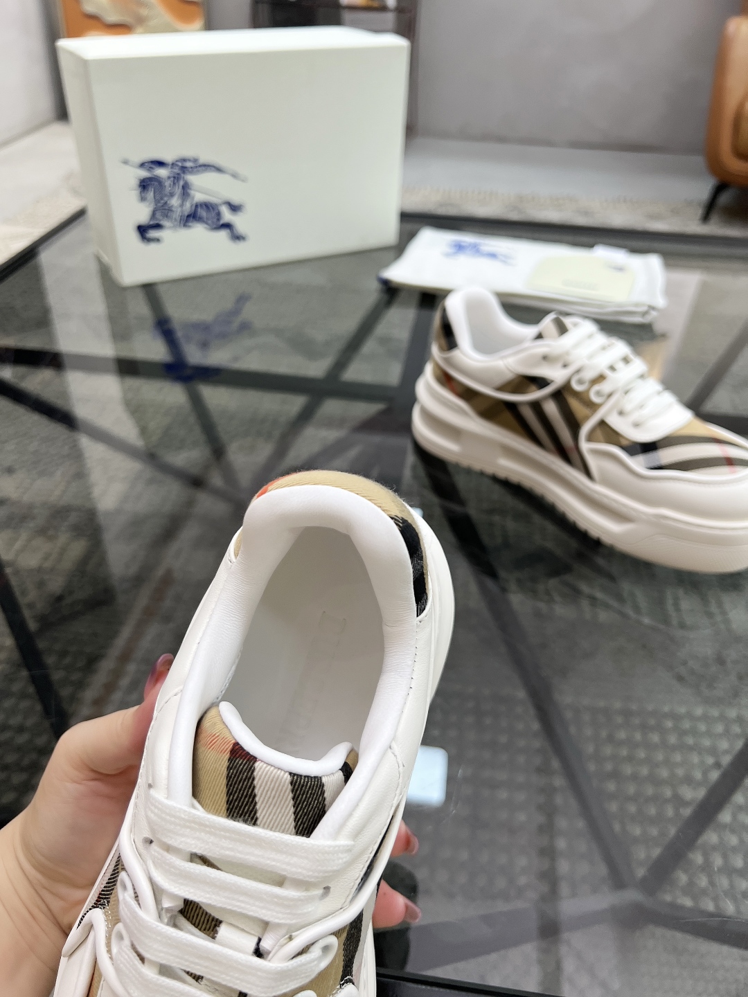  B 🔍顶级代购🇮🇹 巴 炸街男神官网新品专柜同步发售原厂配置，意大利进口牛皮搭配格子布面料，超舒适透气