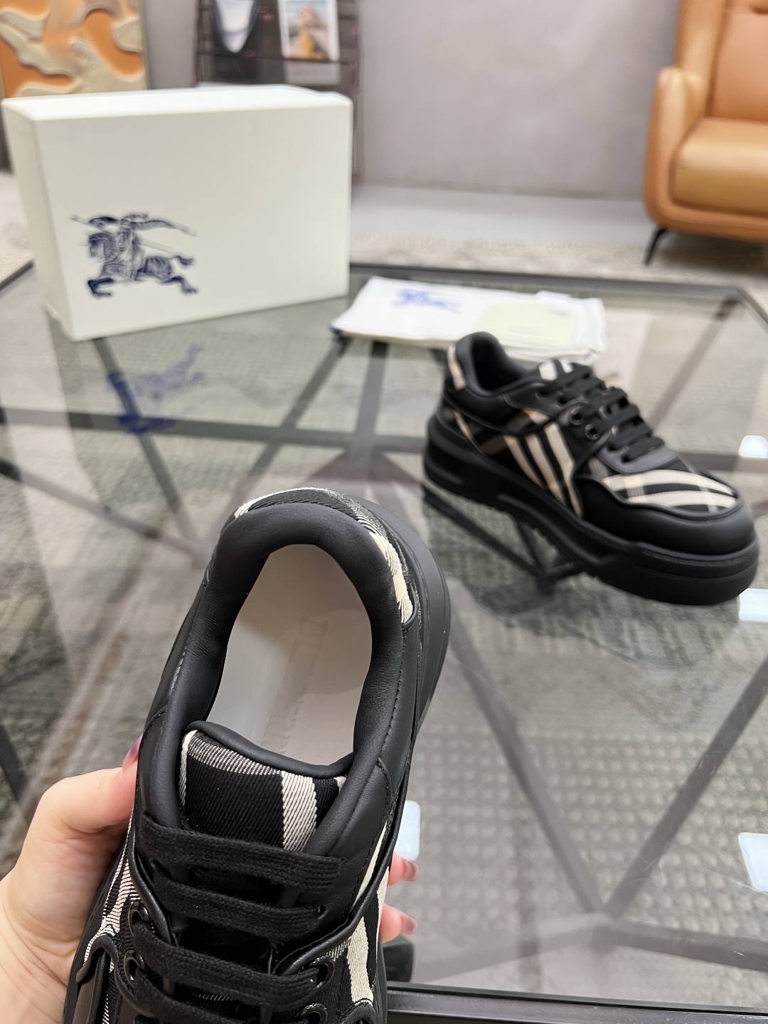  B 🔍顶级代购🇮🇹 巴 炸街男神官网新品专柜同步发售原厂配置，意大利进口牛皮搭配格子布面料，超舒适透气
