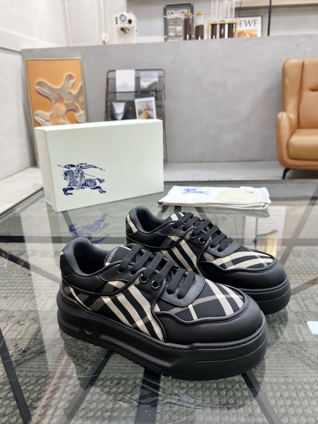  B 🔍顶级代购🇮🇹 巴 炸街男神官网新品专柜同步发售原厂配置，意大利进口牛皮搭配格子布面料，超舒适透气