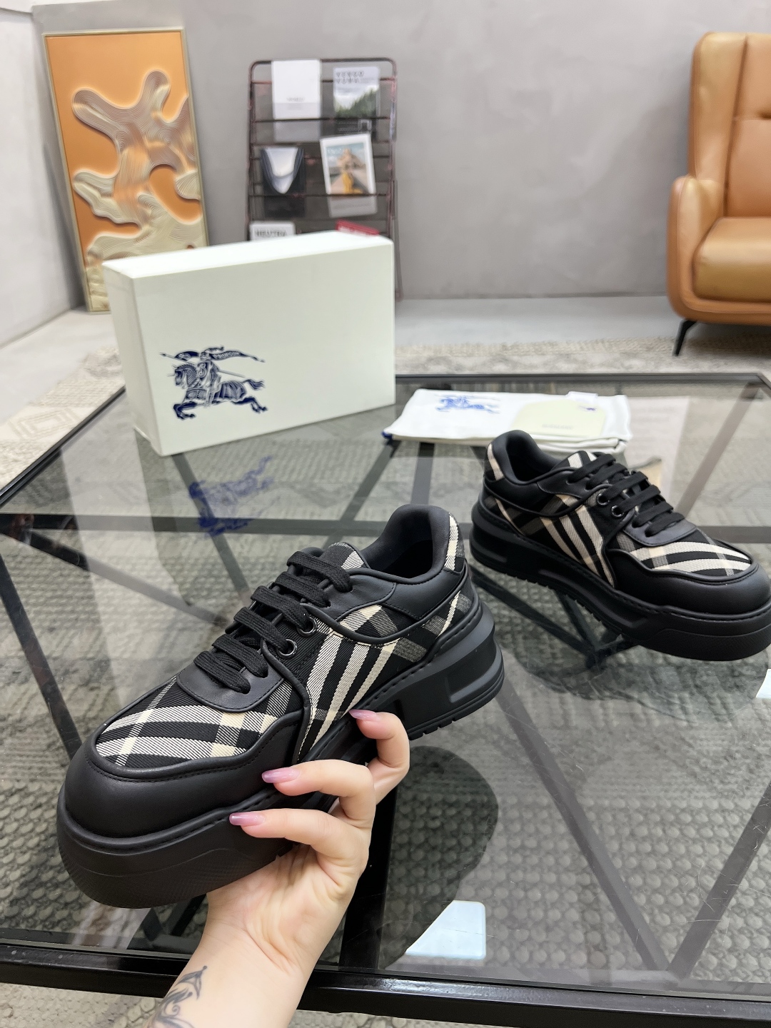  B 🔍顶级代购🇮🇹 巴 炸街男神官网新品专柜同步发售原厂配置，意大利进口牛皮搭配格子布面料，超舒适透气