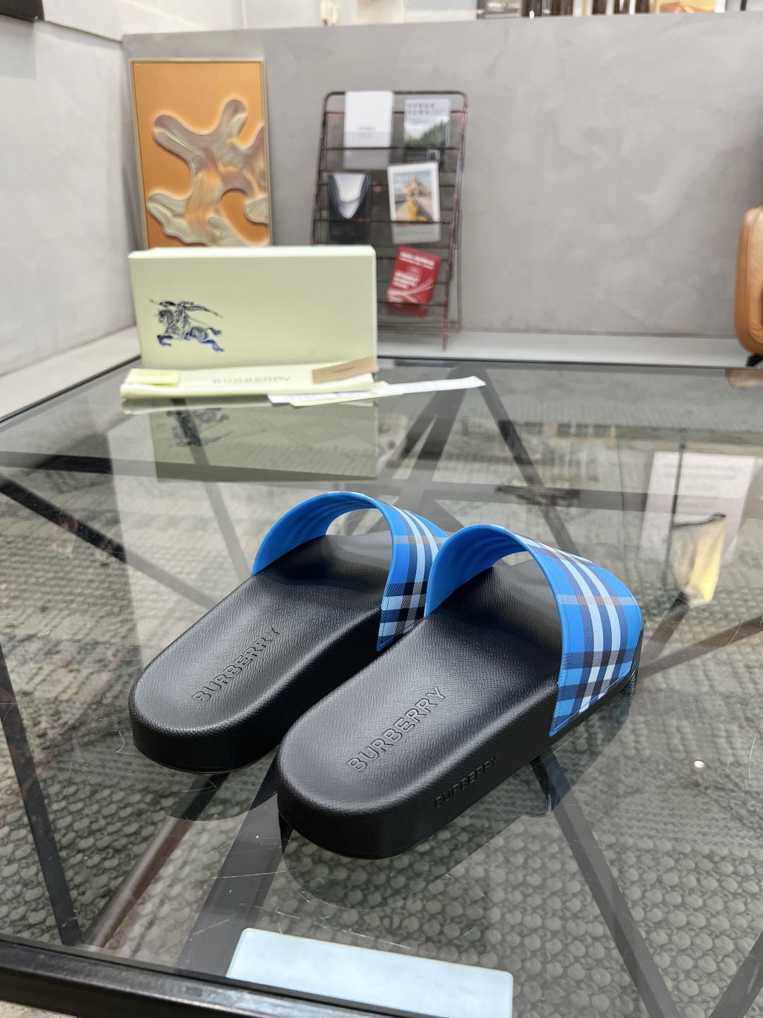  B 🔍顶级代购🇮🇹 巴 炸街情侣👫款春夏拖鞋新品专柜同步，鞋面意大利进口标志胶片面料，高品质拼接工艺，