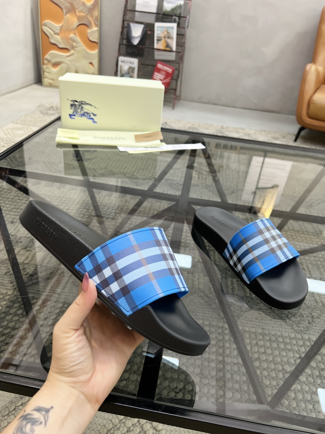  B 🔍顶级代购🇮🇹 巴 炸街情侣👫款春夏拖鞋新品专柜同步，鞋面意大利进口标志胶片面料，高品质拼接工艺，