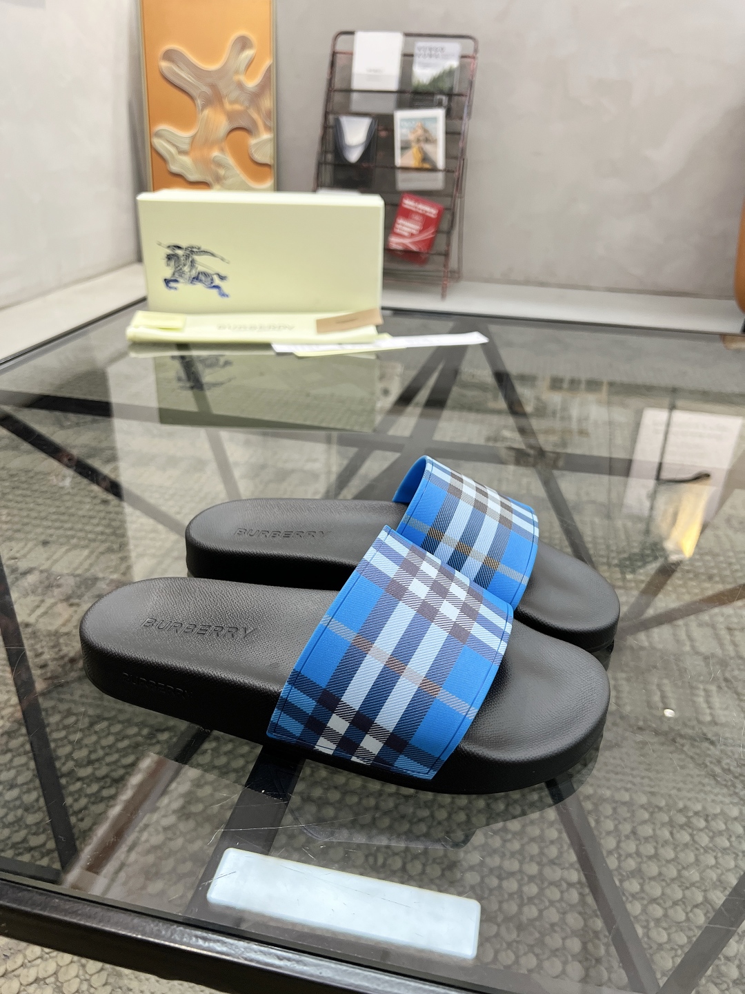  B 🔍顶级代购🇮🇹 巴 炸街情侣👫款春夏拖鞋新品专柜同步，鞋面意大利进口标志胶片面料，高品质拼接工艺，