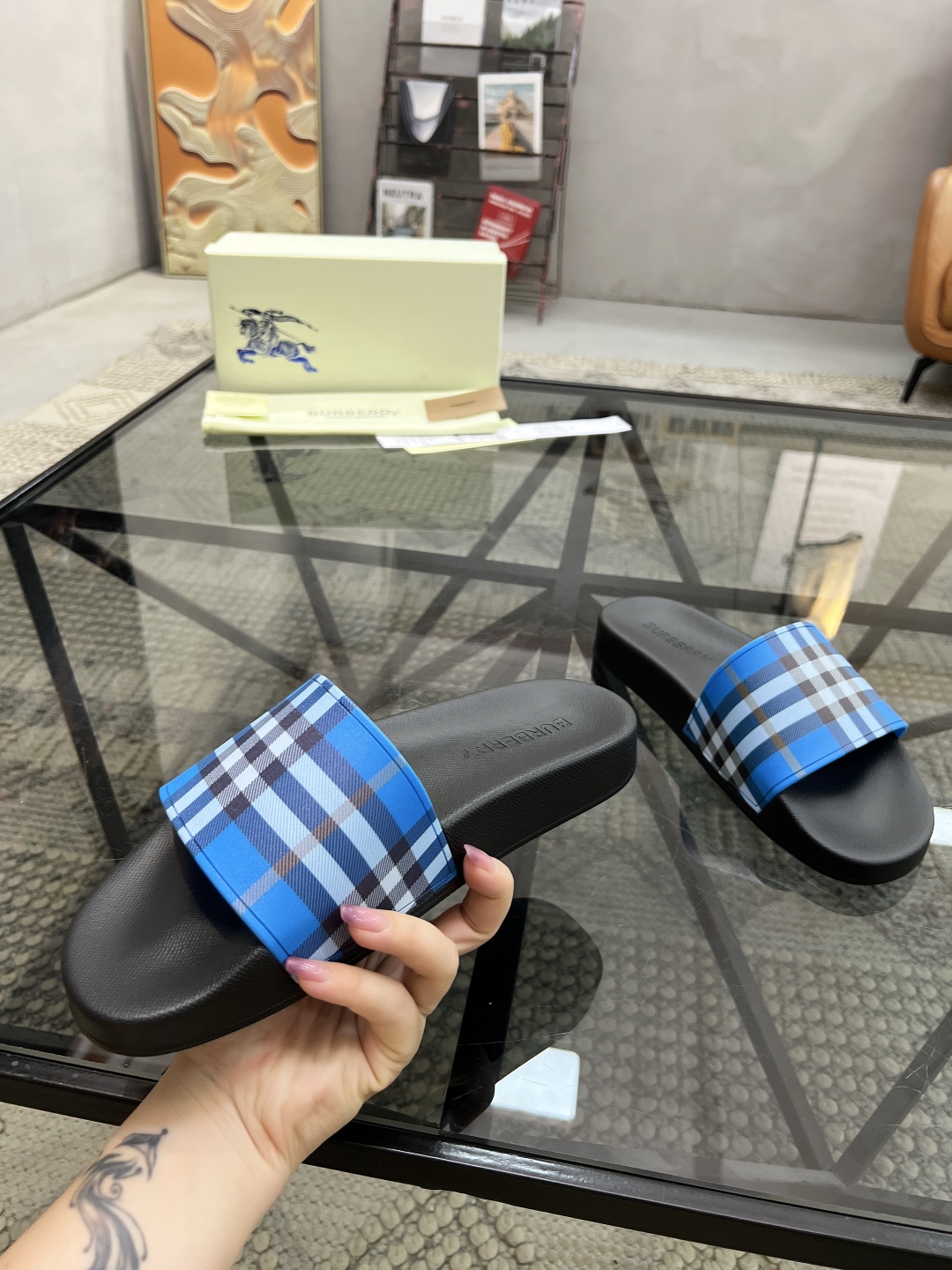 B 🔍顶级代购🇮🇹 巴 炸街情侣👫款春夏拖鞋新品专柜同步，鞋面意大利进口标志胶片面料，高品质拼接工艺，