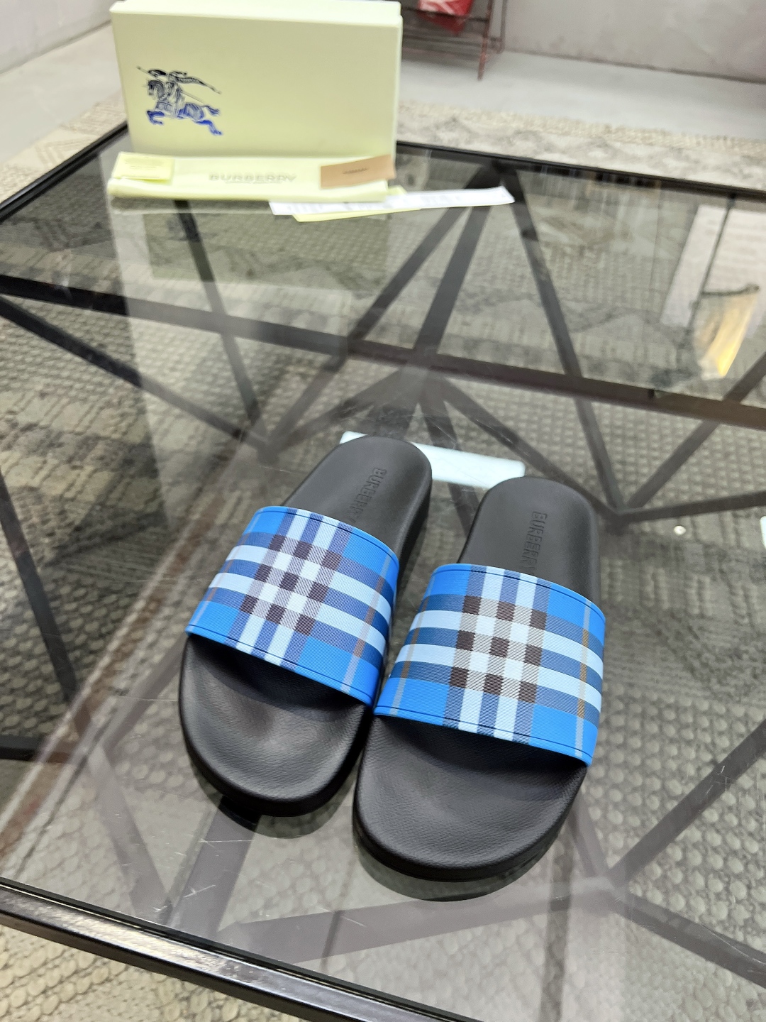  B 🔍顶级代购🇮🇹 巴 炸街情侣👫款春夏拖鞋新品专柜同步，鞋面意大利进口标志胶片面料，高品质拼接工艺，