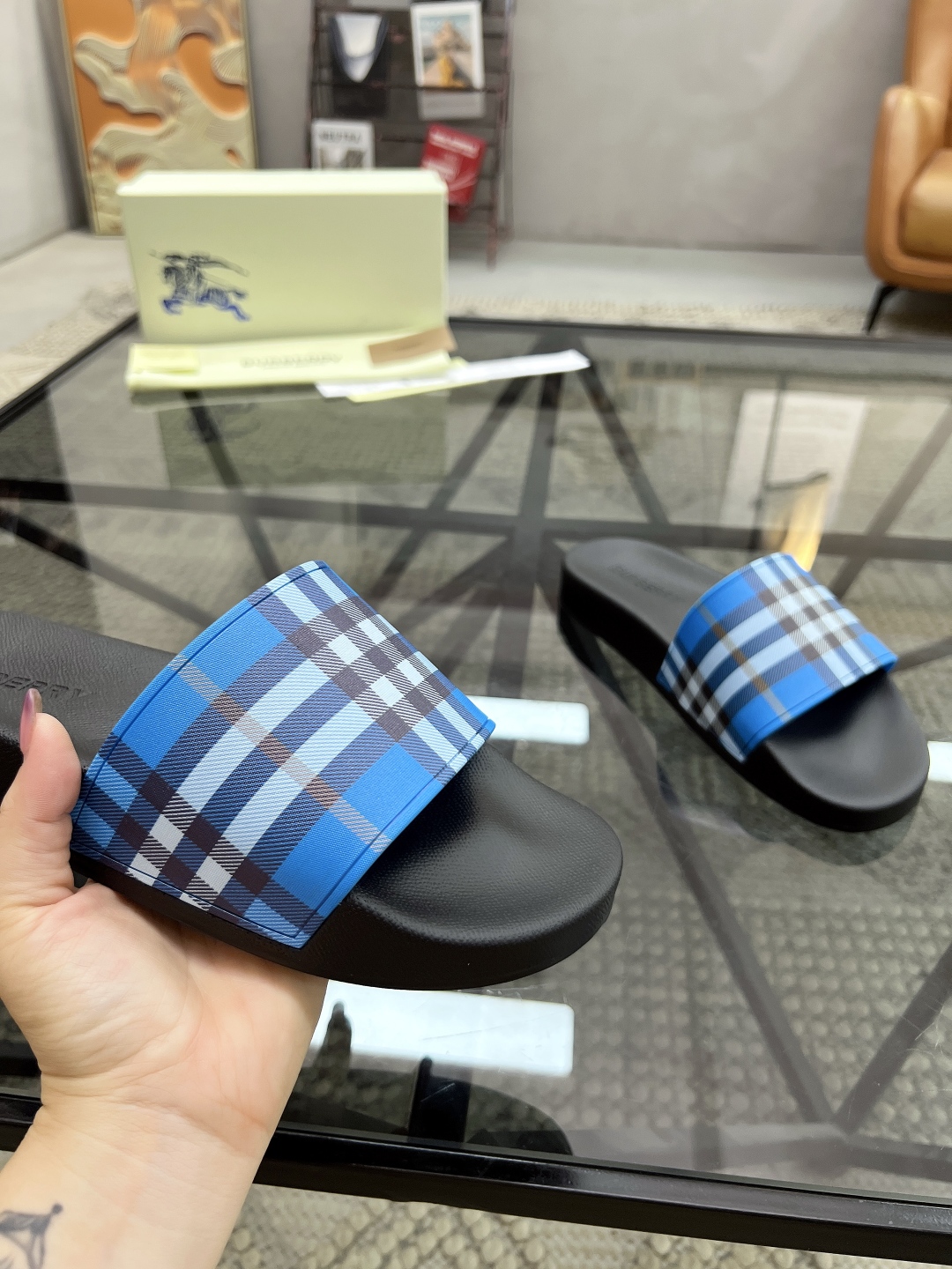  B 🔍顶级代购🇮🇹 巴 炸街情侣👫款春夏拖鞋新品专柜同步，鞋面意大利进口标志胶片面料，高品质拼接工艺，