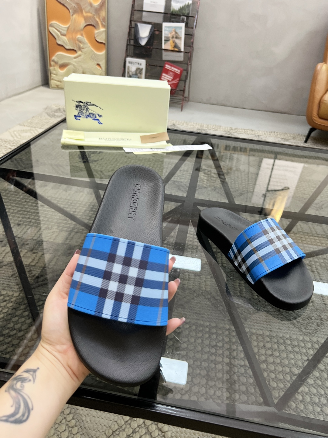  B 🔍顶级代购🇮🇹 巴 炸街情侣👫款春夏拖鞋新品专柜同步，鞋面意大利进口标志胶片面料，高品质拼接工艺，