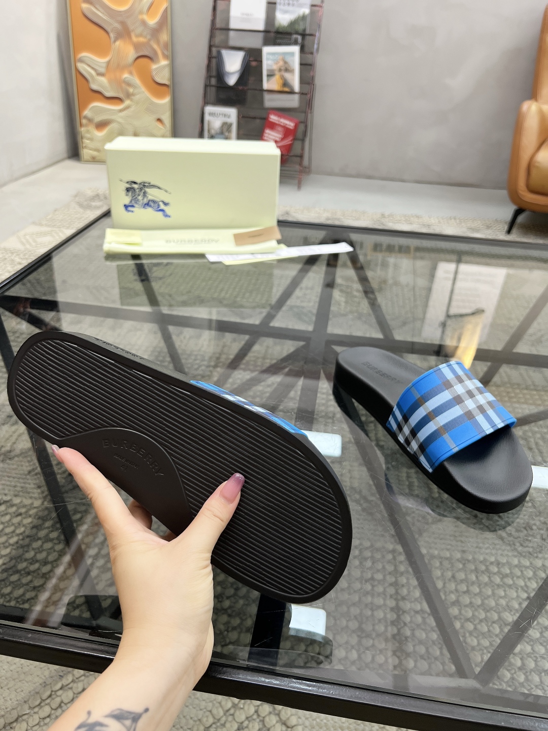  B 🔍顶级代购🇮🇹 巴 炸街情侣👫款春夏拖鞋新品专柜同步，鞋面意大利进口标志胶片面料，高品质拼接工艺，