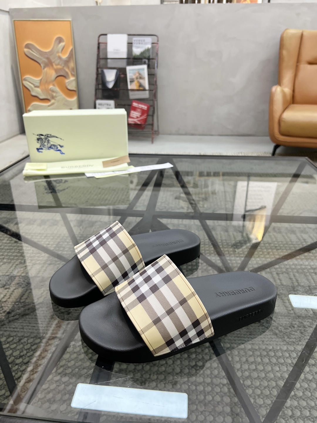  B 🔍顶级代购🇮🇹 巴 炸街情侣👫款春夏拖鞋新品专柜同步，鞋面意大利进口标志胶片面料，高品质拼接工艺，