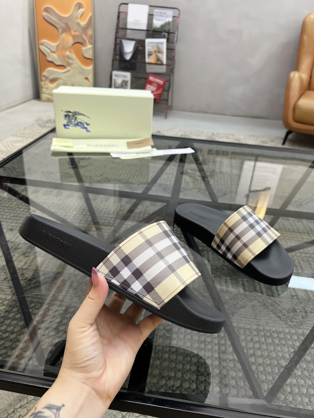  B 🔍顶级代购🇮🇹 巴 炸街情侣👫款春夏拖鞋新品专柜同步，鞋面意大利进口标志胶片面料，高品质拼接工艺，