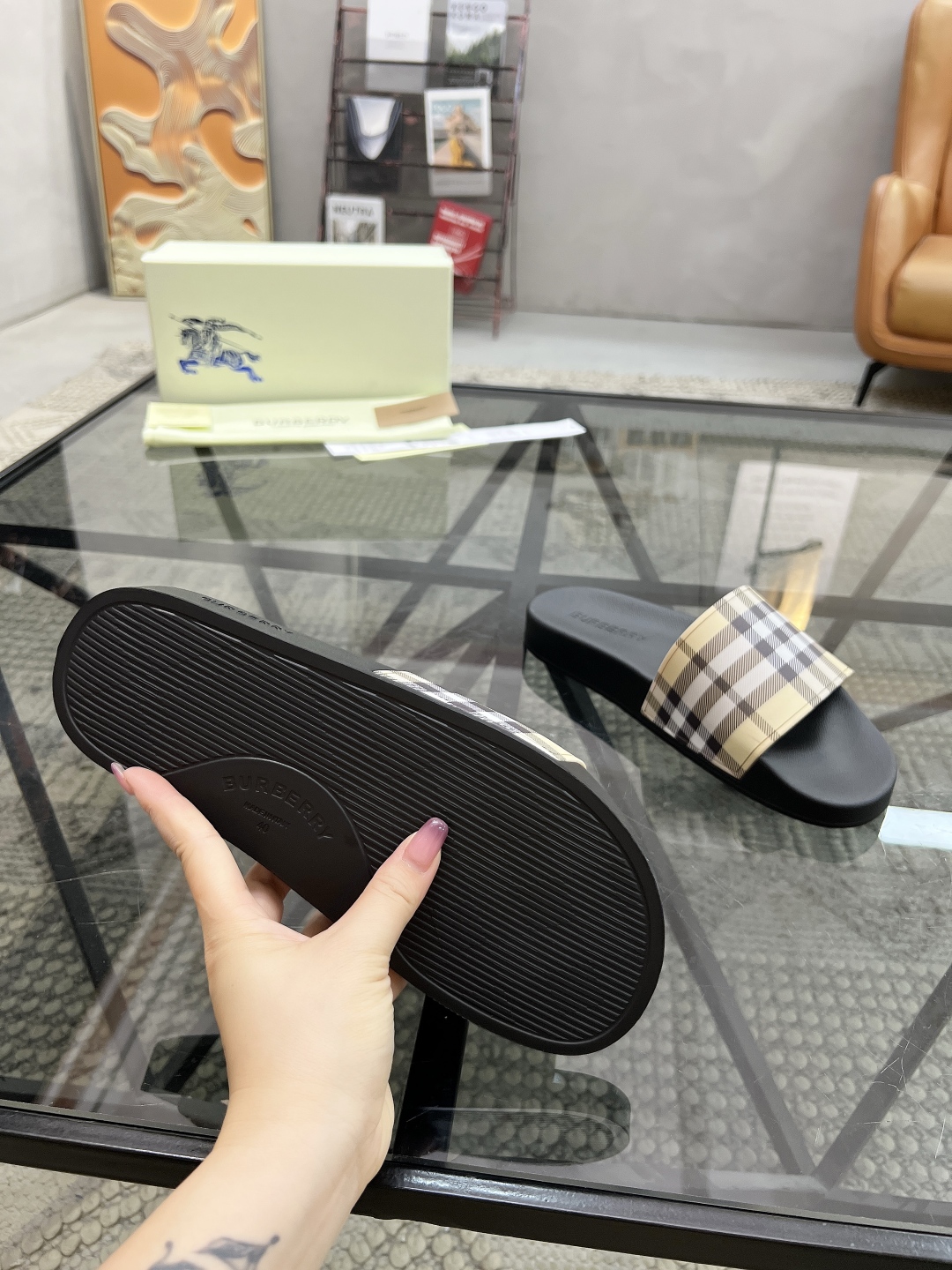  B 🔍顶级代购🇮🇹 巴 炸街情侣👫款春夏拖鞋新品专柜同步，鞋面意大利进口标志胶片面料，高品质拼接工艺，