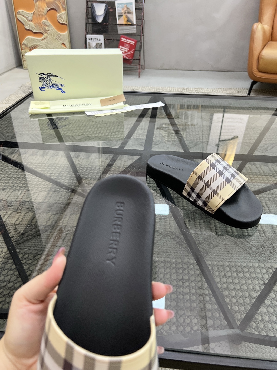  B 🔍顶级代购🇮🇹 巴 炸街情侣👫款春夏拖鞋新品专柜同步，鞋面意大利进口标志胶片面料，高品质拼接工艺，