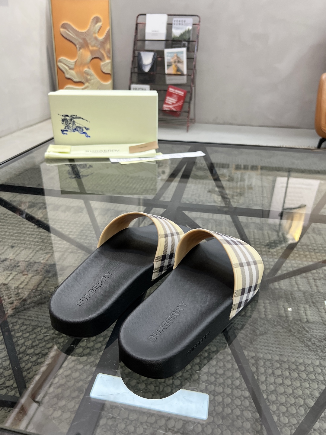 B 🔍顶级代购🇮🇹 巴 炸街情侣👫款春夏拖鞋新品专柜同步，鞋面意大利进口标志胶片面料，高品质拼接工艺，