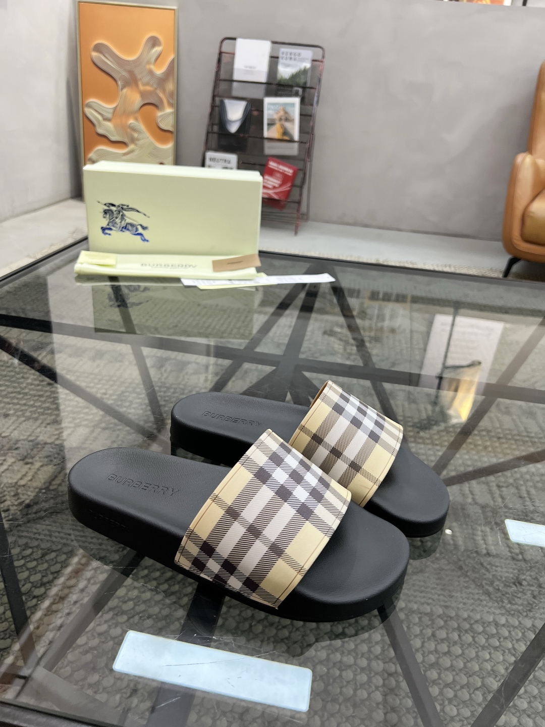  B 🔍顶级代购🇮🇹 巴 炸街情侣👫款春夏拖鞋新品专柜同步，鞋面意大利进口标志胶片面料，高品质拼接工艺，