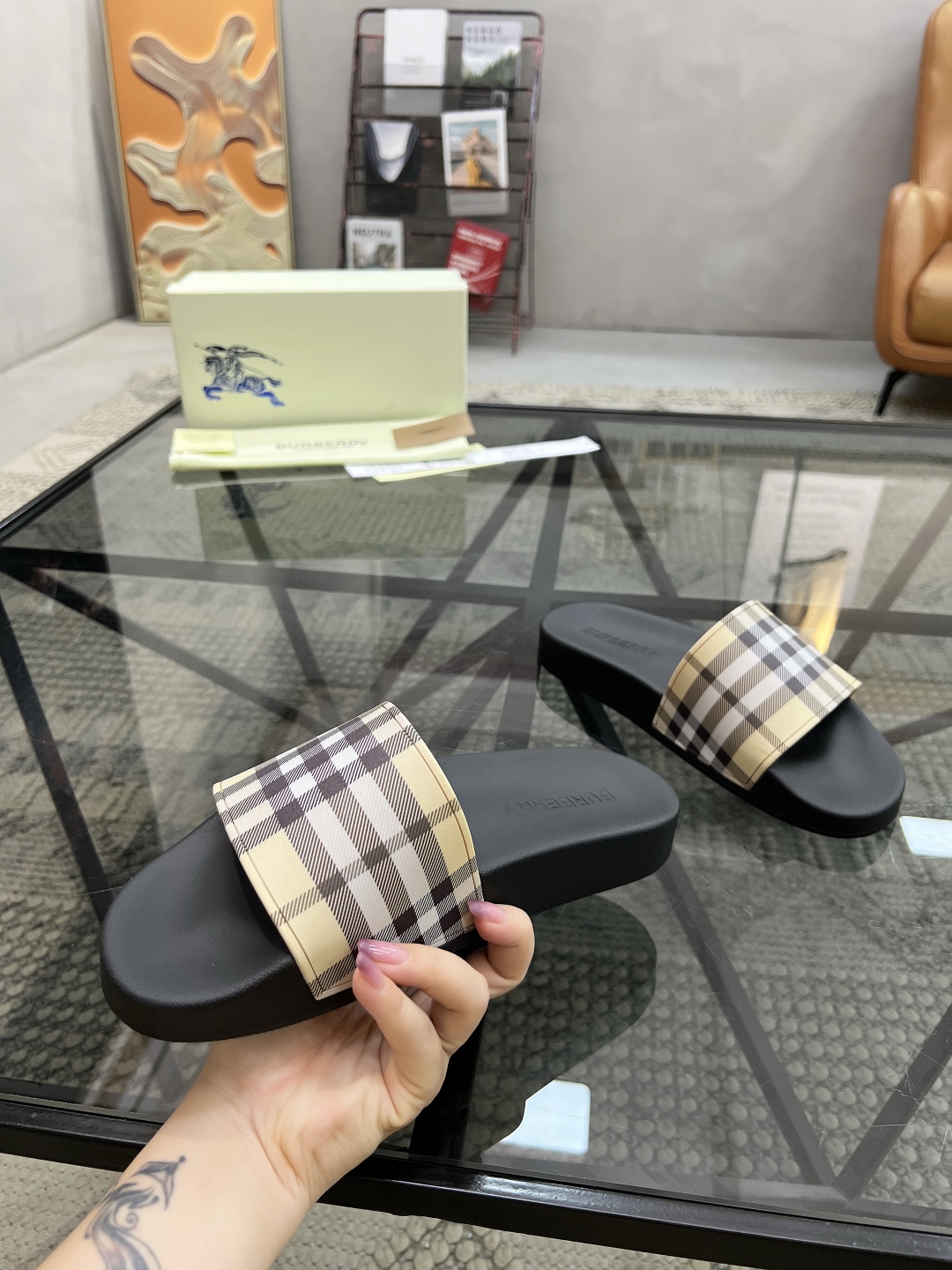  B 🔍顶级代购🇮🇹 巴 炸街情侣👫款春夏拖鞋新品专柜同步，鞋面意大利进口标志胶片面料，高品质拼接工艺，