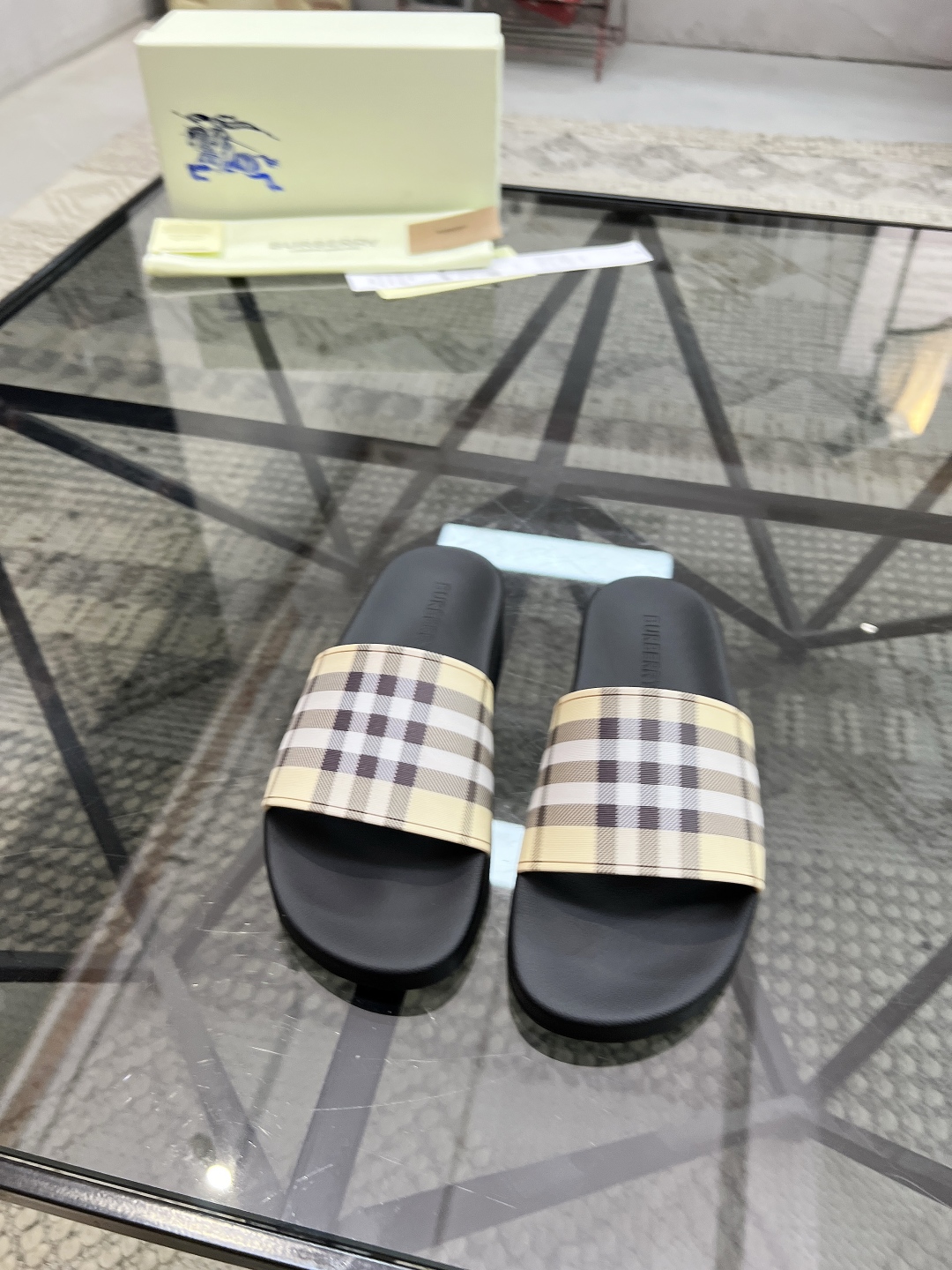  B 🔍顶级代购🇮🇹 巴 炸街情侣👫款春夏拖鞋新品专柜同步，鞋面意大利进口标志胶片面料，高品质拼接工艺，