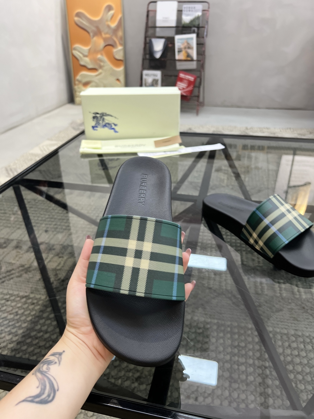  B 🔍顶级代购🇮🇹 巴 炸街情侣👫款春夏拖鞋新品专柜同步，鞋面意大利进口标志胶片面料，高品质拼接工艺，