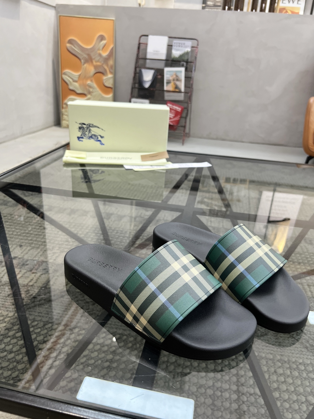  B 🔍顶级代购🇮🇹 巴 炸街情侣👫款春夏拖鞋新品专柜同步，鞋面意大利进口标志胶片面料，高品质拼接工艺，