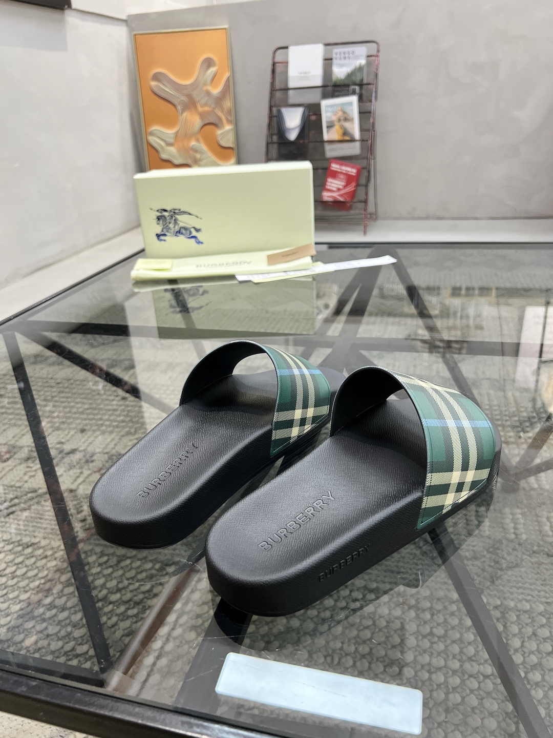  B 🔍顶级代购🇮🇹 巴 炸街情侣👫款春夏拖鞋新品专柜同步，鞋面意大利进口标志胶片面料，高品质拼接工艺，