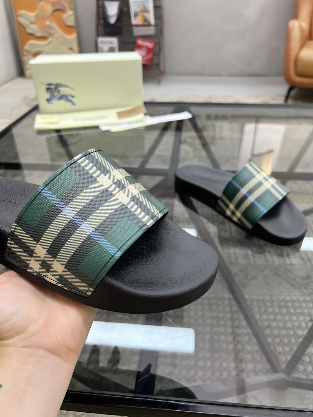  B 🔍顶级代购🇮🇹 巴 炸街情侣👫款春夏拖鞋新品专柜同步，鞋面意大利进口标志胶片面料，高品质拼接工艺，