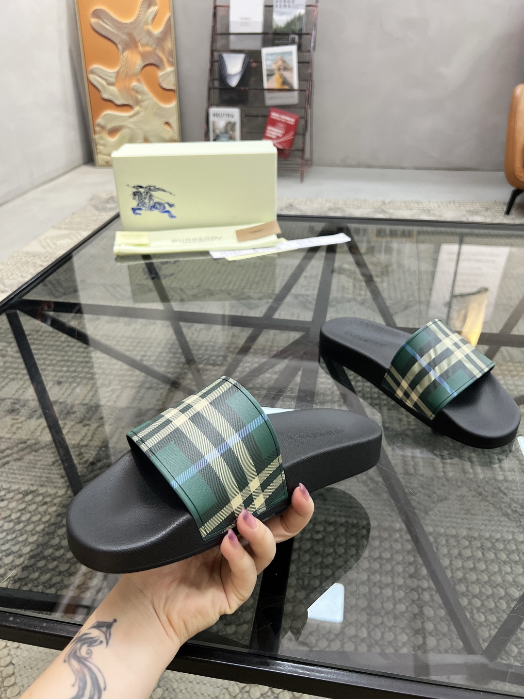  B 🔍顶级代购🇮🇹 巴 炸街情侣👫款春夏拖鞋新品专柜同步，鞋面意大利进口标志胶片面料，高品质拼接工艺，