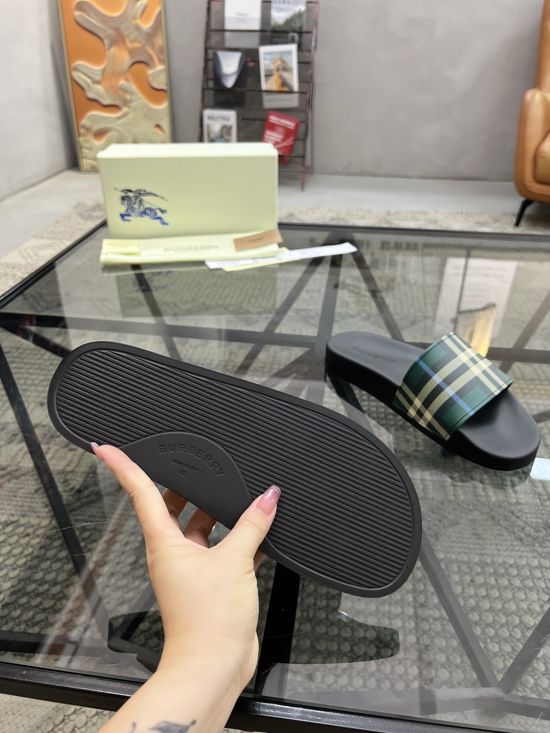  B 🔍顶级代购🇮🇹 巴 炸街情侣👫款春夏拖鞋新品专柜同步，鞋面意大利进口标志胶片面料，高品质拼接工艺，