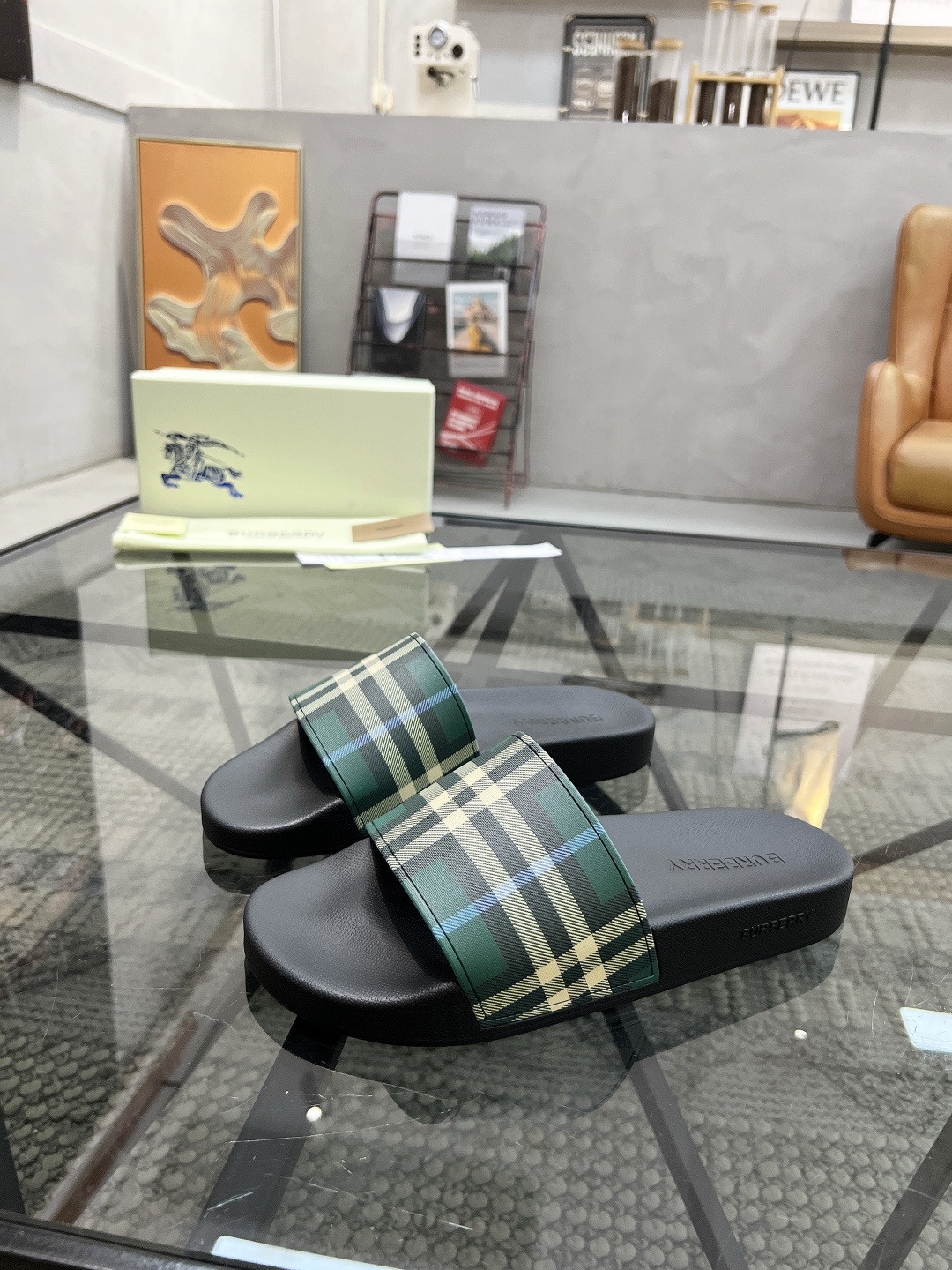  B 🔍顶级代购🇮🇹 巴 炸街情侣👫款春夏拖鞋新品专柜同步，鞋面意大利进口标志胶片面料，高品质拼接工艺，