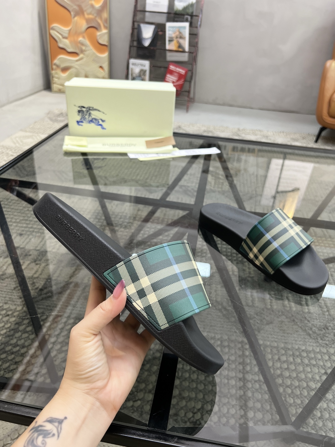  B 🔍顶级代购🇮🇹 巴 炸街情侣👫款春夏拖鞋新品专柜同步，鞋面意大利进口标志胶片面料，高品质拼接工艺，